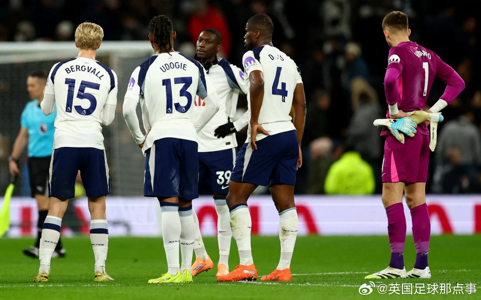 电讯报：热刺球员已经形成了一项新惯例——在上半场结束时，他们会在中圈集合，然后一