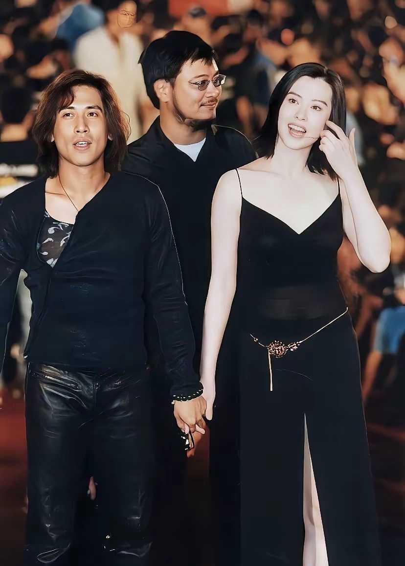 齐哥，年轻时自带大侠气质，他当时若佩一把木剑的话，他的气场会更加强大。

难怪女