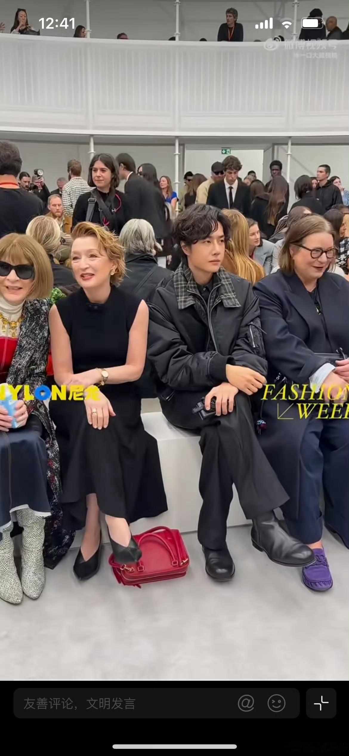 毋庸置疑啊，时尚地位在那摆着呢！王一博坐CEO和安娜中间 ​​​