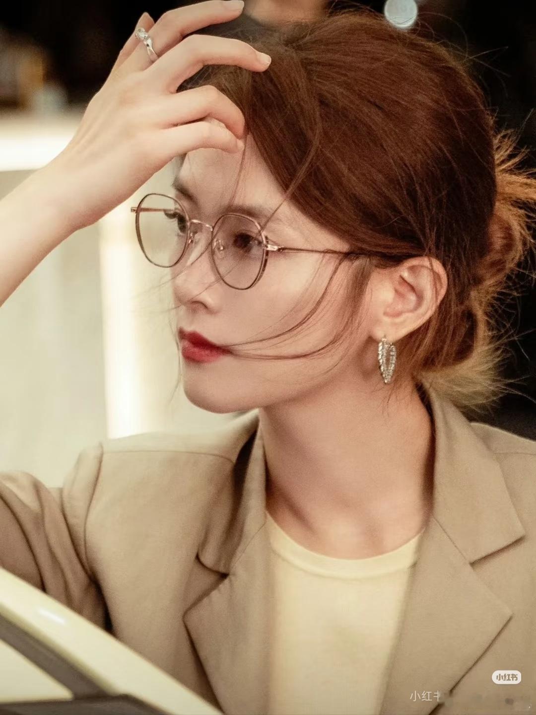 陈昊宇好考验骨相的造型不是姐你在好看一点呢这种自信从容的美好高级呀，真的把我看呆