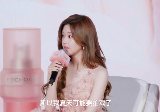 赵露思即将进组拍戏！
赵露思品牌直播透露，夏天会进组拍戏，新剧将传递女性心态与生