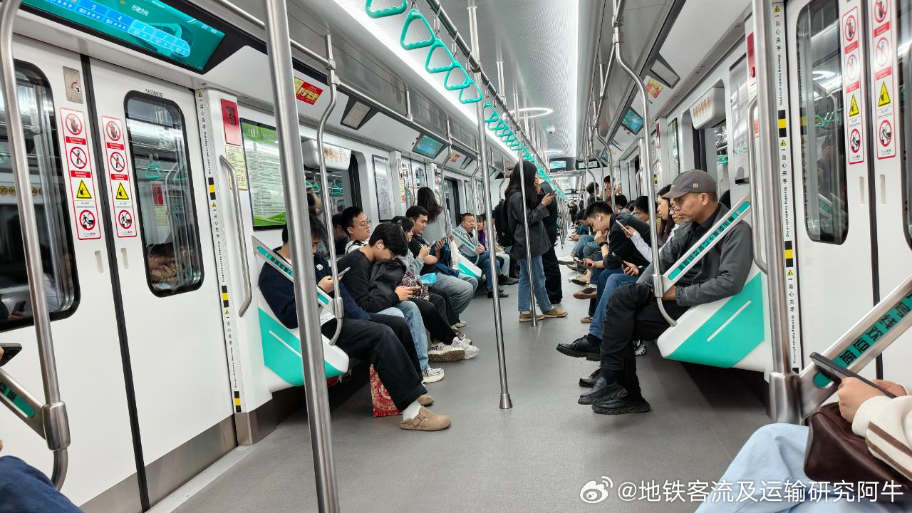 重庆轨道交通 网友：2026年10月21日（周三），18:53分。重庆轨道交通5