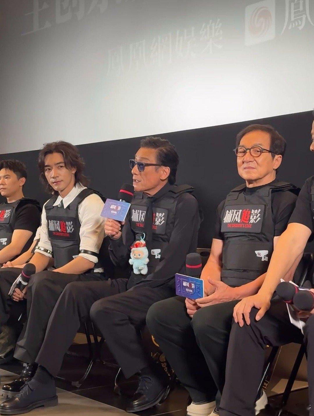 梁家辉又收到了labubu 谁懂啊！梁家辉对labubu是真爱吧～ 首映礼捧着成