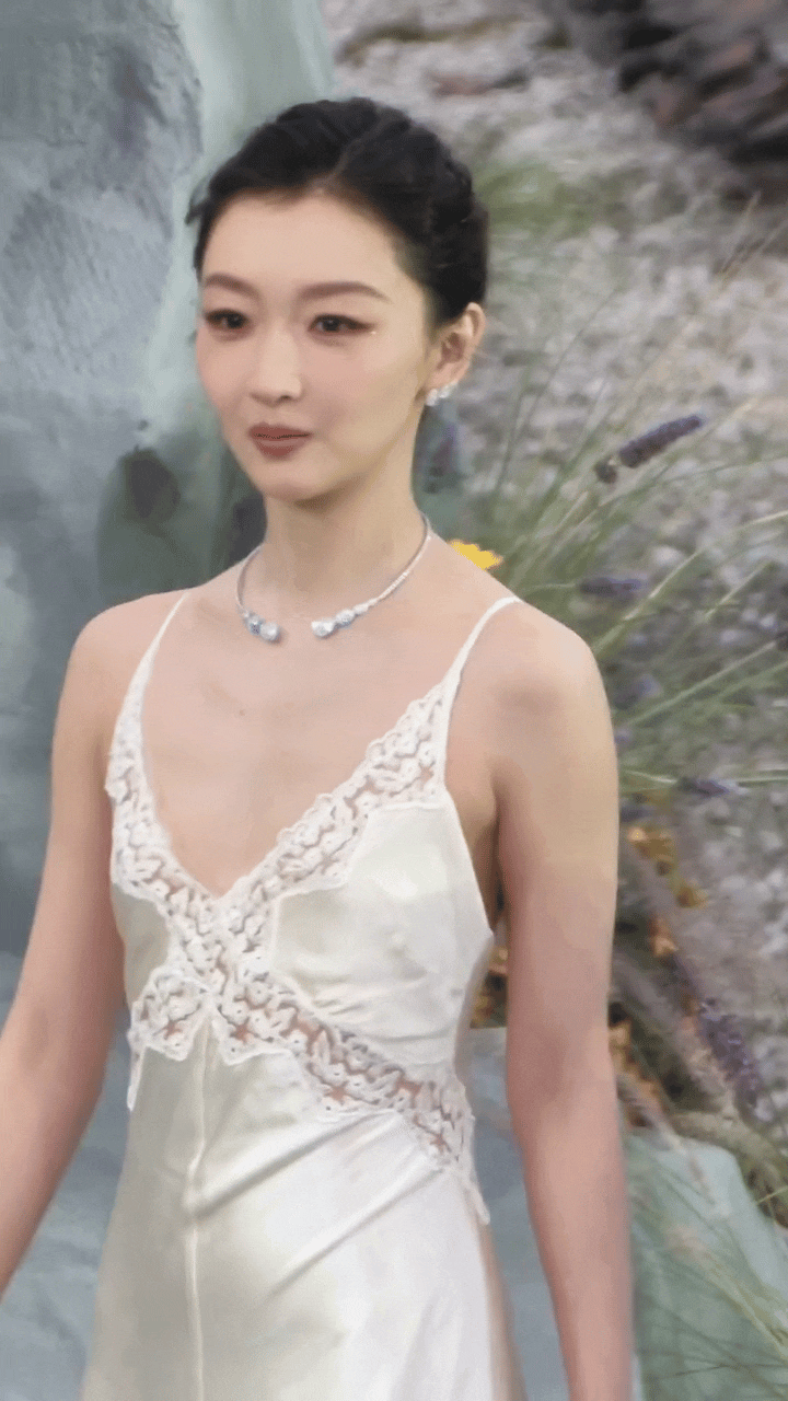 周冬雨她现在真的超级自信啊，果然自信的女人最有魅力！