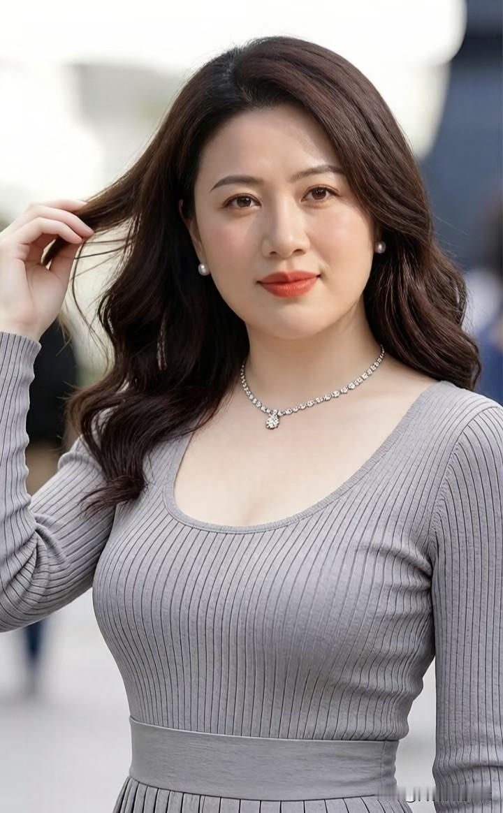 行香子·从容
 
卷发轻扬，浅笑含光。素衣间、自带清芳。
珠辉映鬓，气质如兰，立