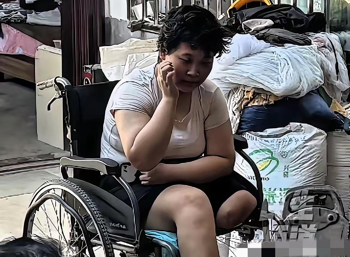 泪目！河南，18岁女学生街上看见危险一幕，只见一名妇女推着电动三轮车上坡时，突然