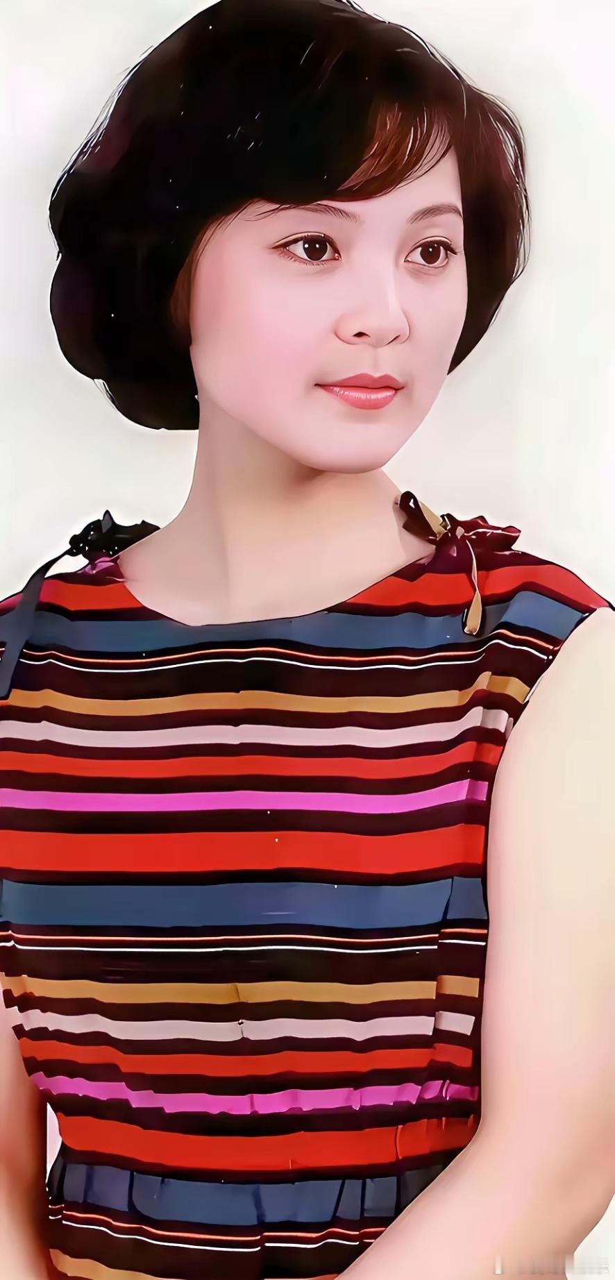当年，如果让她来演《庐山恋》中的周筠，会不会也收到轰动的效应。模样气质不输张瑜，