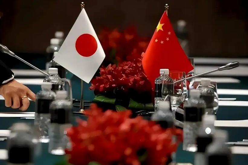 日本这次确实碰上了“硬杠”。一边刚敲定把赴日签证费用提高到原来的五倍，日本国内还