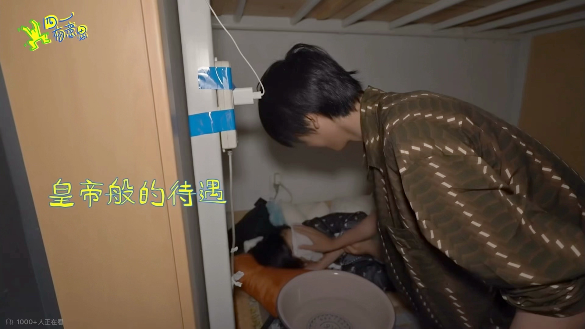 桂恒  老哥一只手张开就能覆住小馒头整张脸。。。擦擦眼睛又擦擦鼻子 好爱惜啊。。