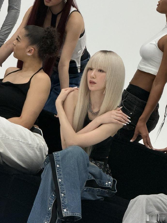 叶舒华金发齐刘海叶舒华这金发齐刘海造型直接封神！薄薄的小脸白到反光，五官精致又立