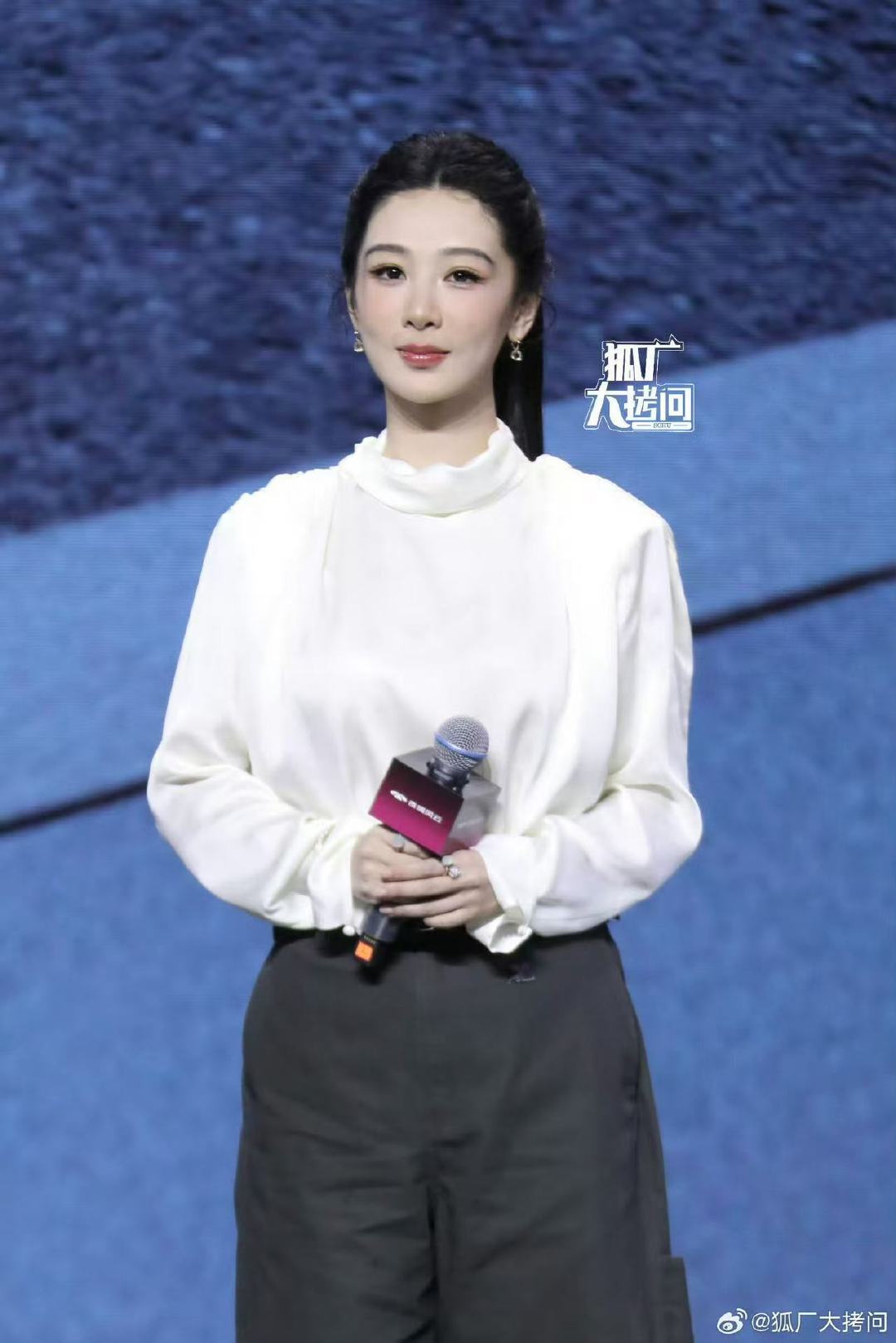 杨紫高马尾白衬衫杨紫高智感女总裁杨紫今天好干练啊 