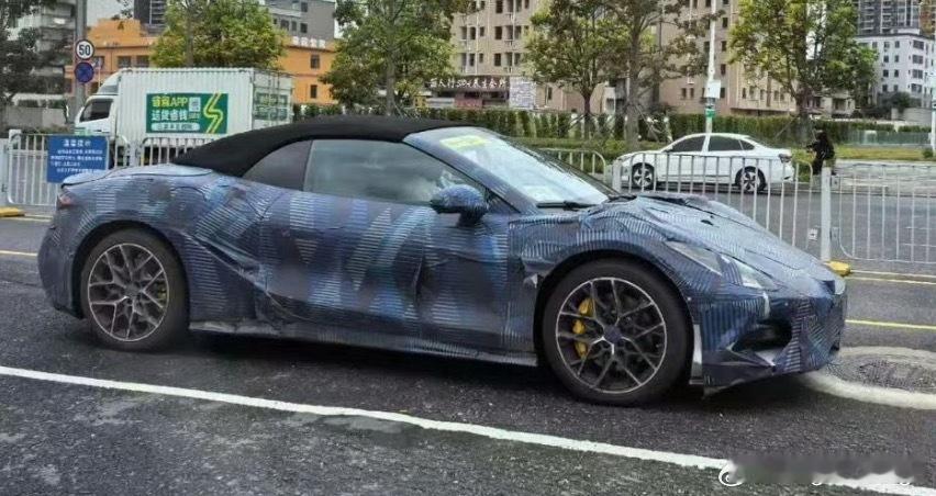 腾势Z敞篷车[哆啦A梦吃惊]电动718强有力的的竞争对手啊？伪装盖着还是挺帅的[