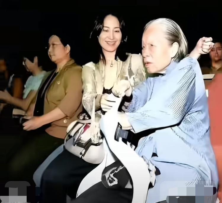 何超琼与家里的保姆晶姐