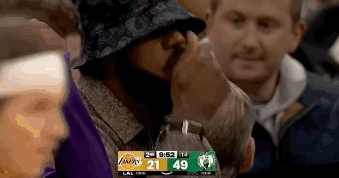 再回北岸花园球馆，那个令詹姆斯心碎下跪的绿军魔鬼主场，詹姆斯选择了轮休避战。
湖