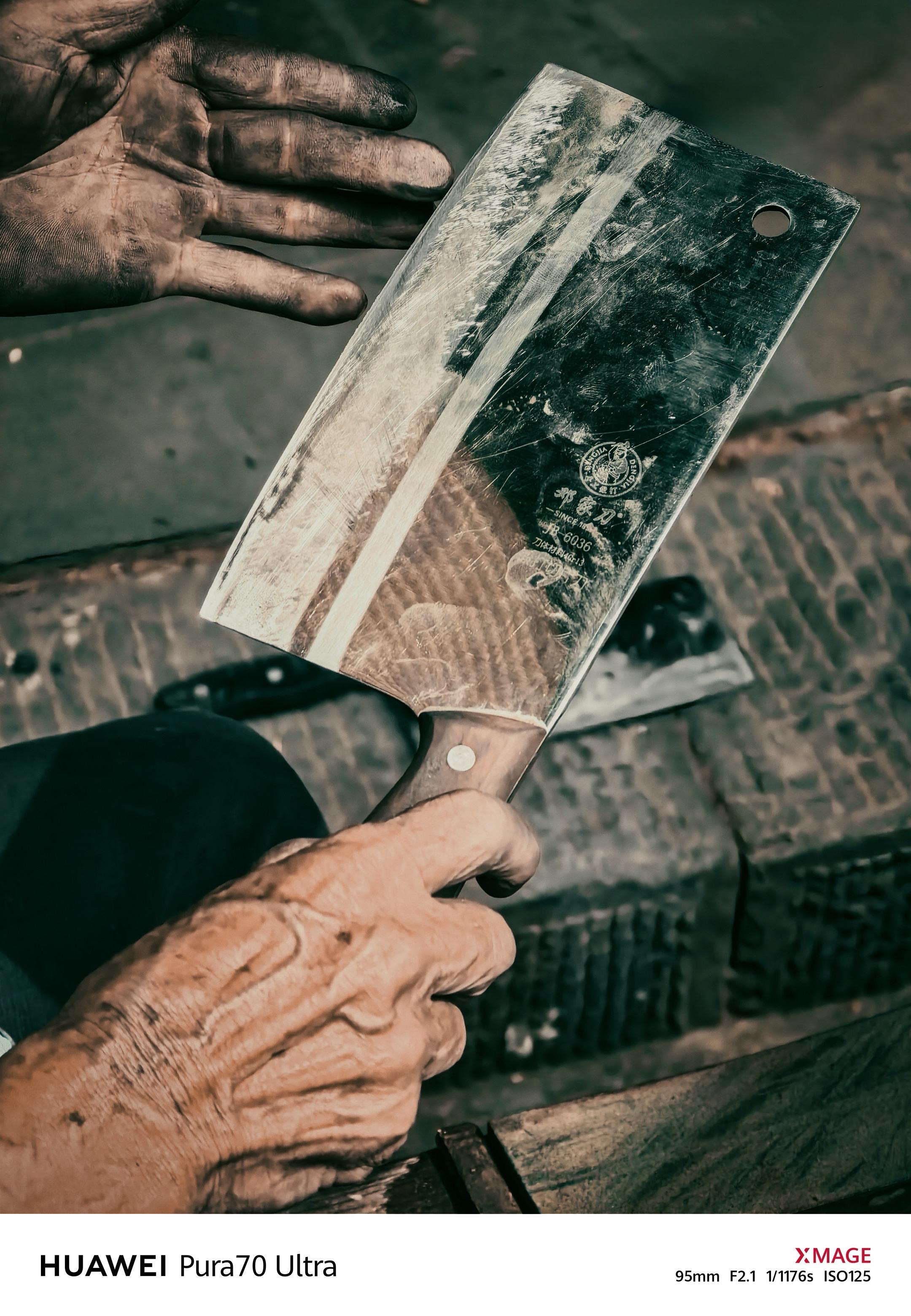 一双手磨平岁月棱角，也磨亮生活的光。掌纹刻着时光，石板留着手温，这就是...