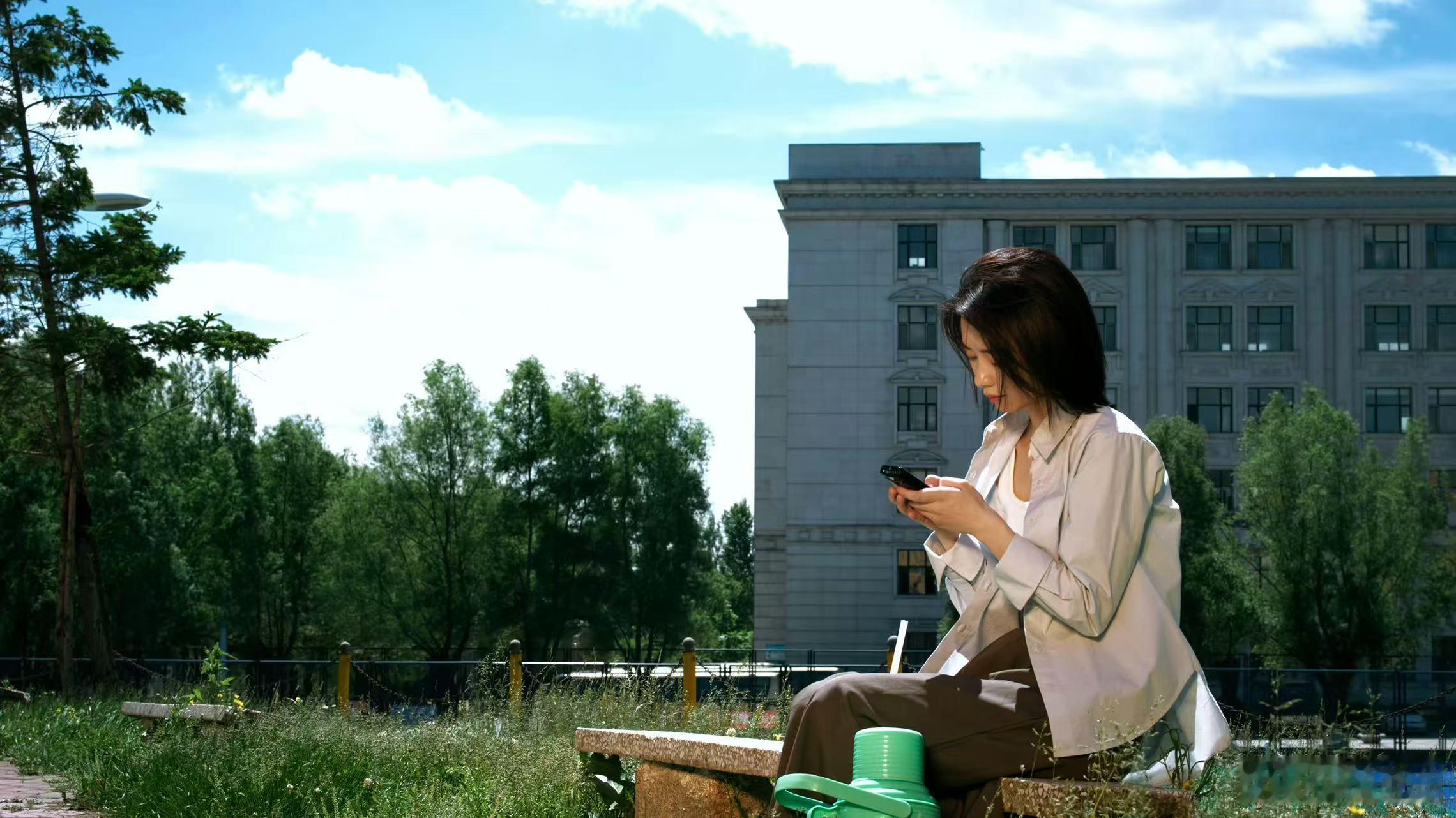 刘雅瑟深v开到腰了北京国际电影节 刘雅瑟以深V大礼服亮相红毯，黑白撞色设计既优雅