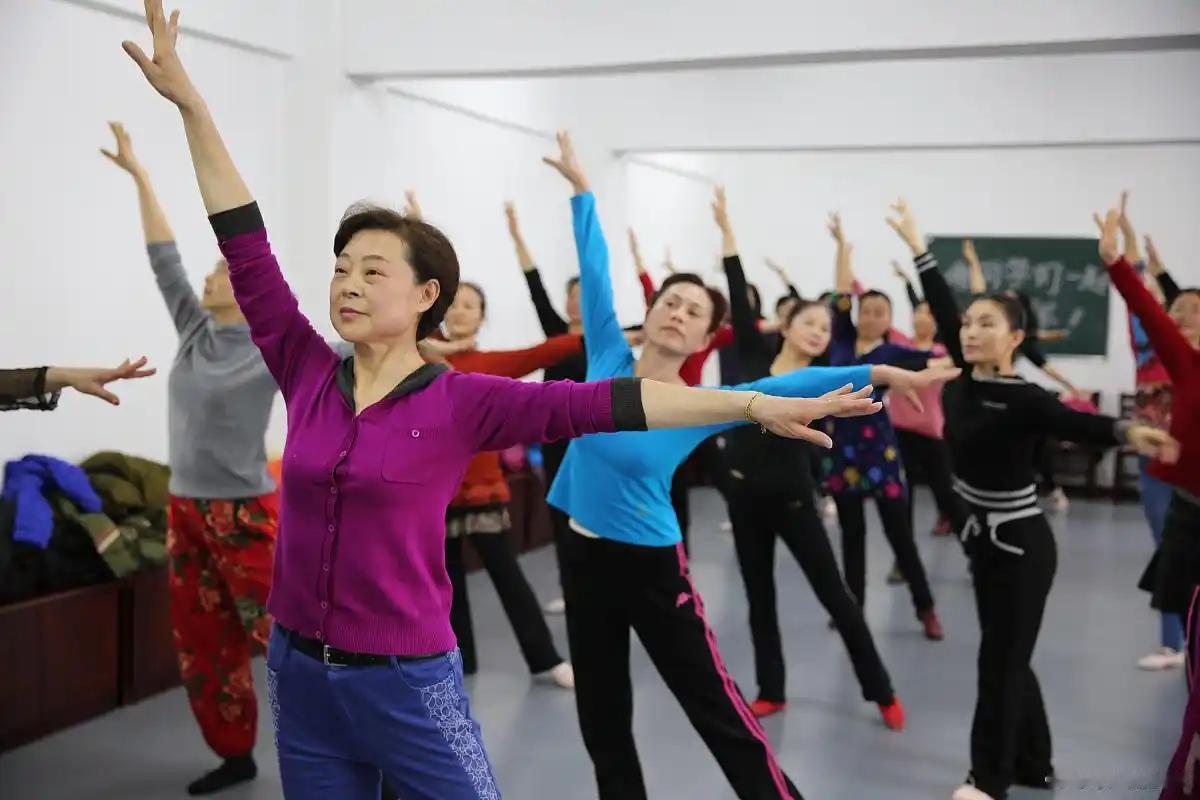 中老年人跳舞有什么好处跳舞对中年人好处多多：强身健体，增强心肺、肌肉和骨骼，预防