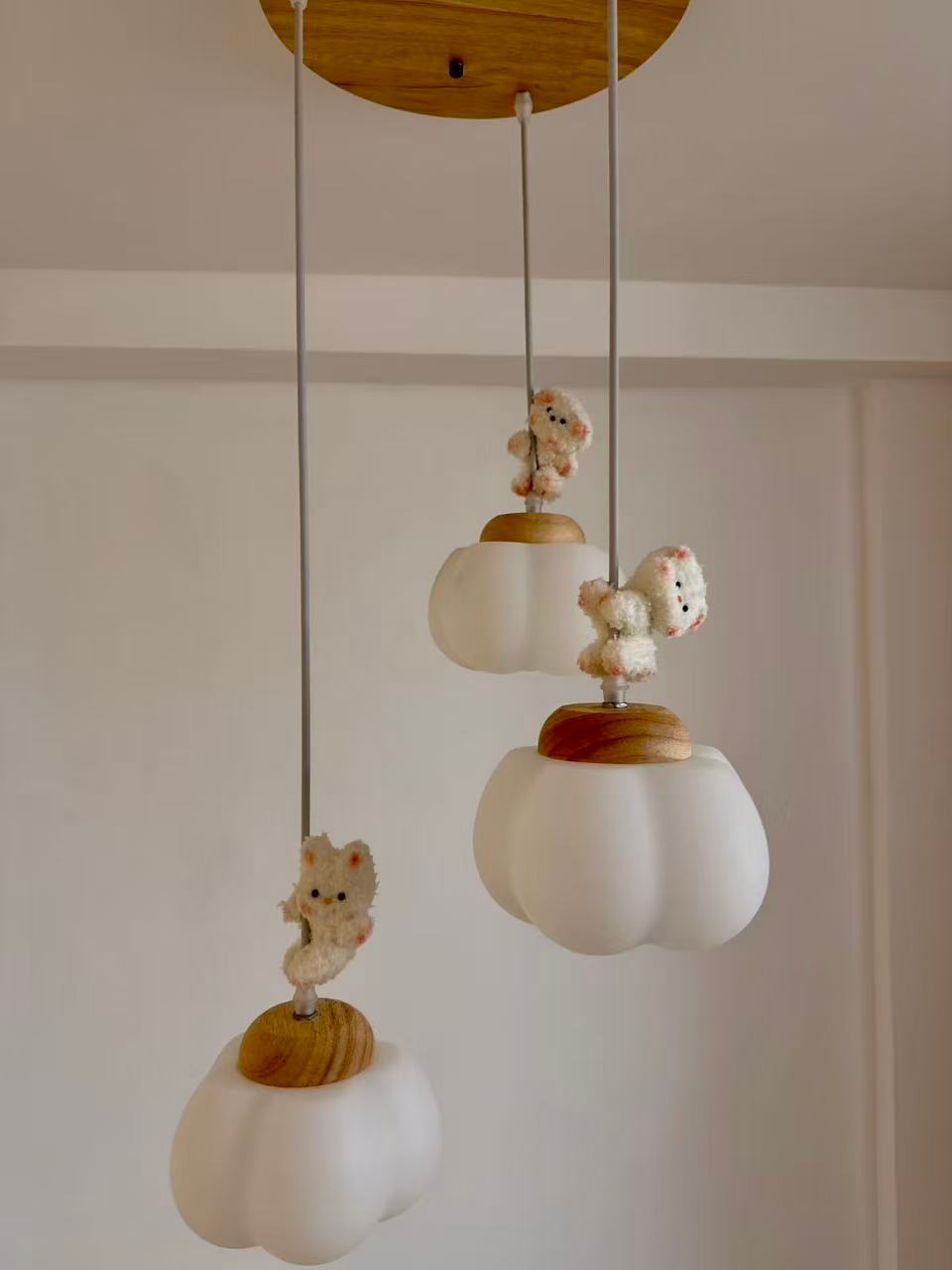 生活手记 今天搞卫生擦灯突发奇想放了三个小玩偶上去，没想到这么搭，简直是天才！ 