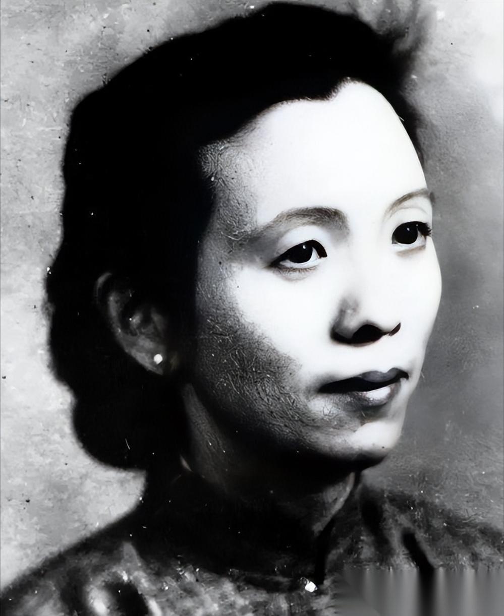 南京解放后，一个阔太太乘坐吉普车来到35军军部，对门口的守卫说：“我是陈修良，请