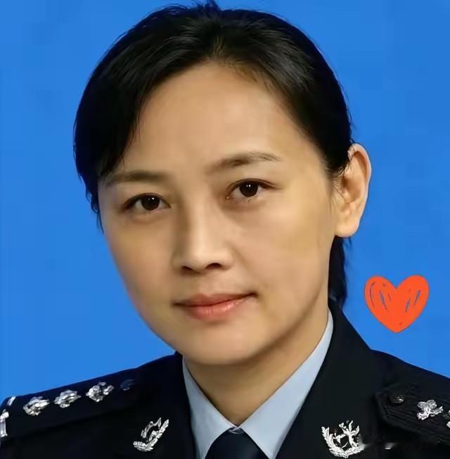 上海52岁女刑警下班遛弯，擦肩一秒锁定电诈取手，包里一只爱马仕娃娃包值67万。
