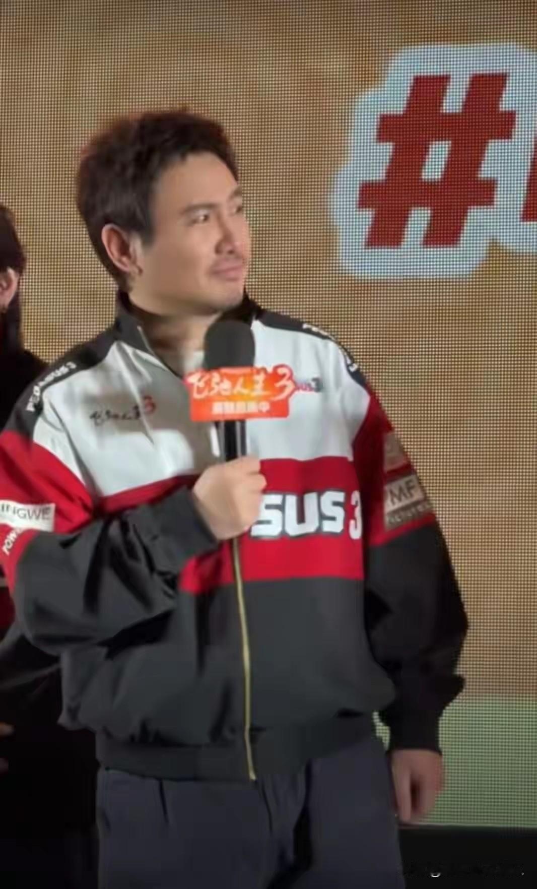 没想到沈腾也会忘词，春晚他的一句台词：“我不光是来拜年的，我还想来主持”，把“拜