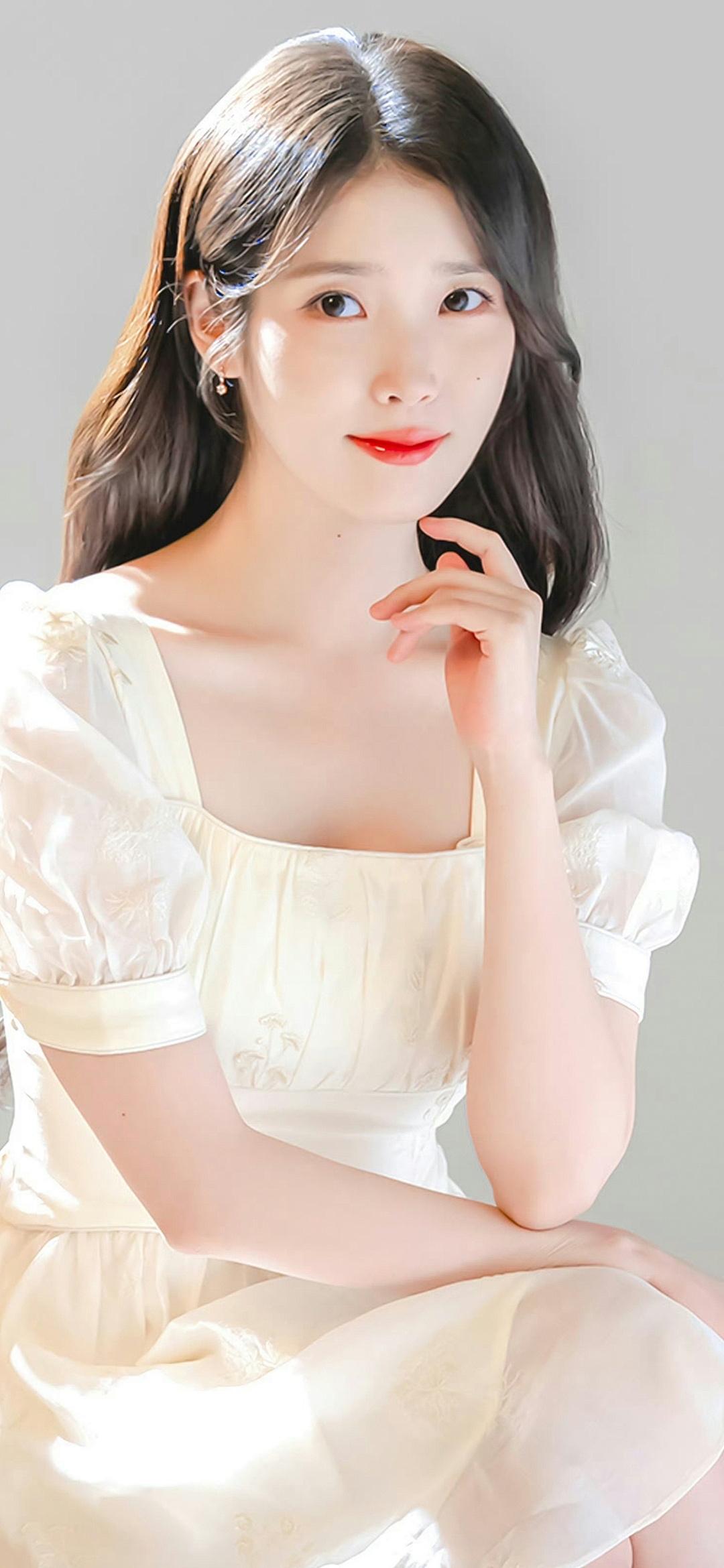 李知恩也就是IU，这姐状态一直很能打。最近看到她一组照片，那状态简直绝了。她走的