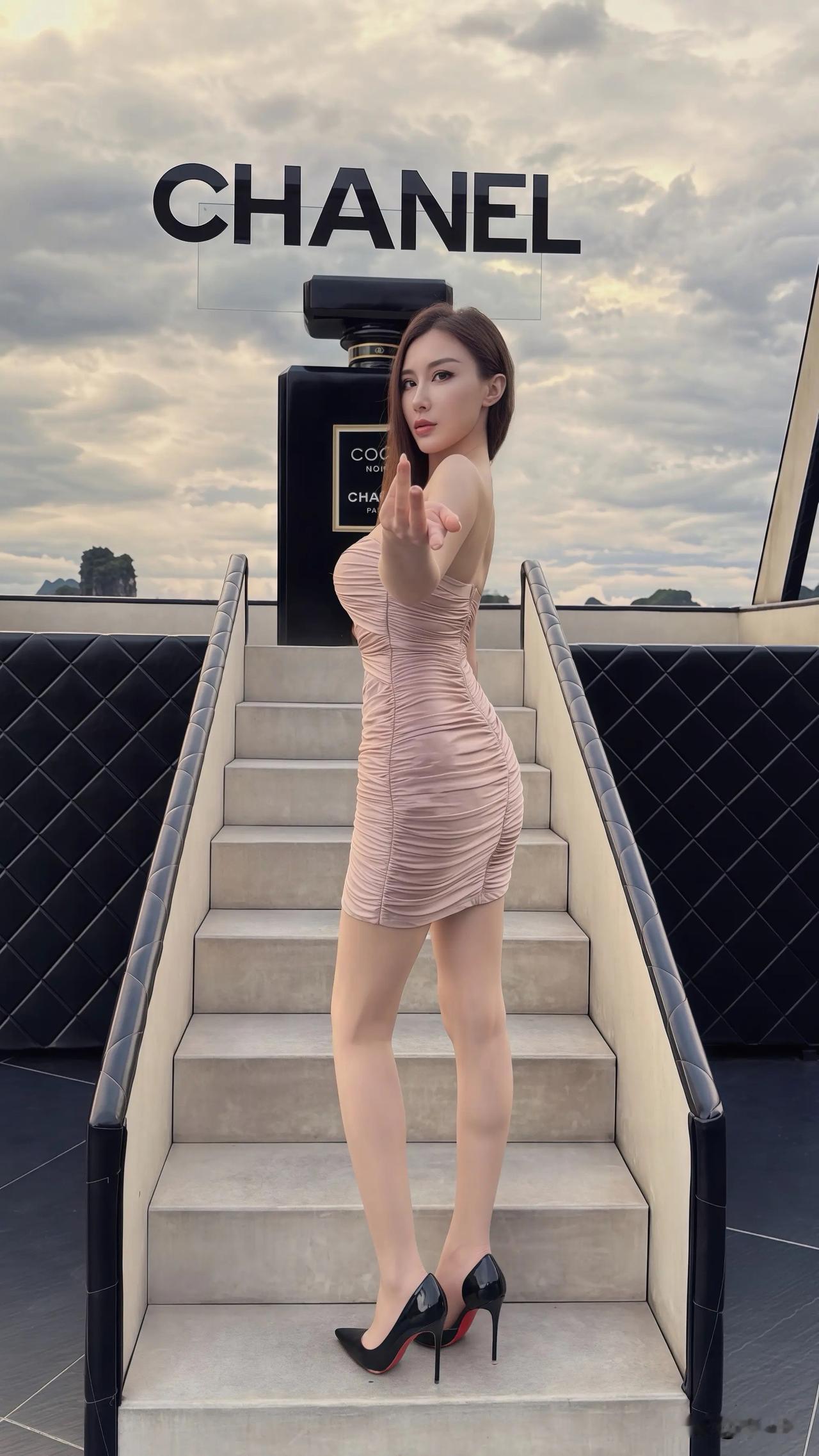 这姑娘站在山水背景前好美啊！