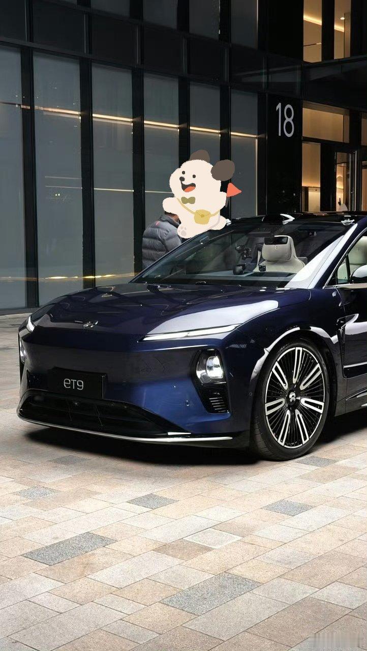 ET9这颜色好像确实不是南极星蓝，开始我以为只是泄露图白平衡不对，今天又看到另一