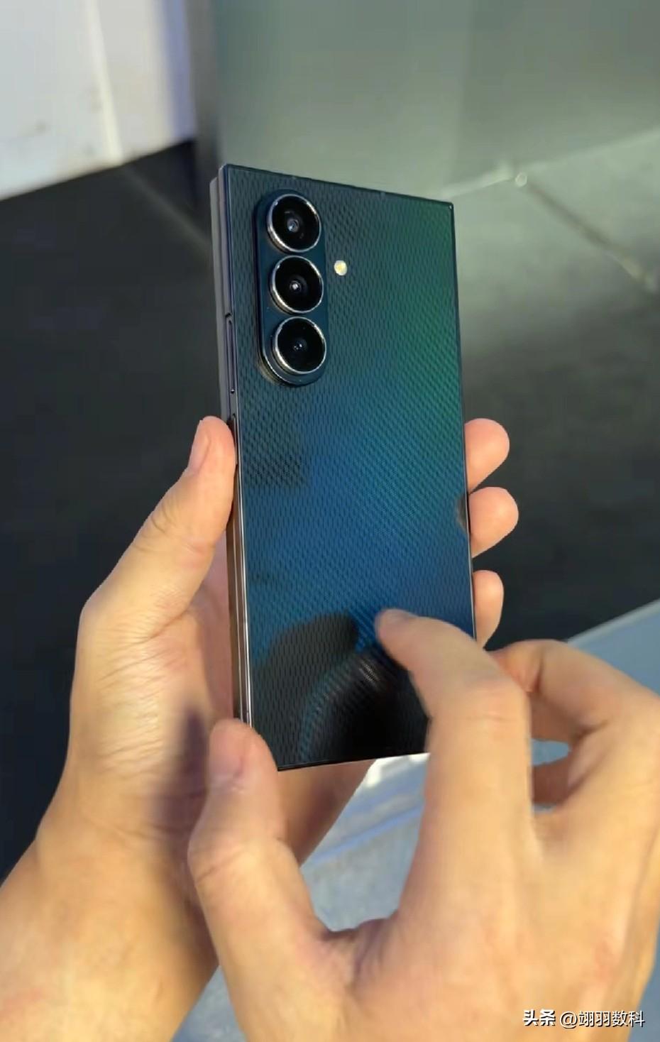 三星三折叠手机已正式停售。原因很简单，看到华为能发布三折叠手机，便觉得自己也可以