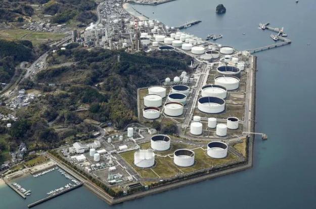 据塔斯社 5 月 1 日报道，一贯追随美国对俄强硬的日本突然转变立场，悄然与俄罗