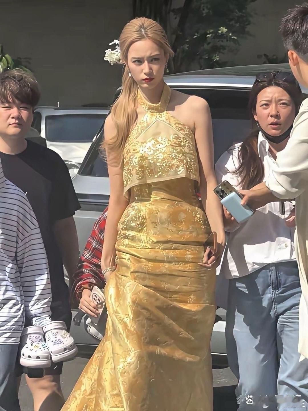 一直以为徐艺洋身高还行，结果她和别人同框，好家伙，原来她这么高！ 