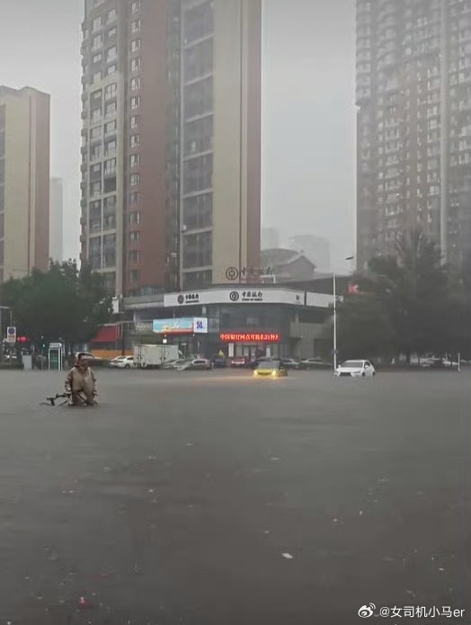 沈阳百年一遇暴雨 百年一遇的大雨把全城浇透了，停课停工停运，马路上水都快齐腰深。