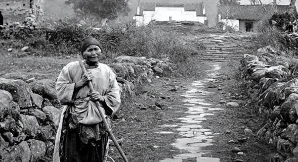 1949年，二野四兵团途经麻城时，一个盲人老太太走了过来，询问其儿子的下落，陈赓