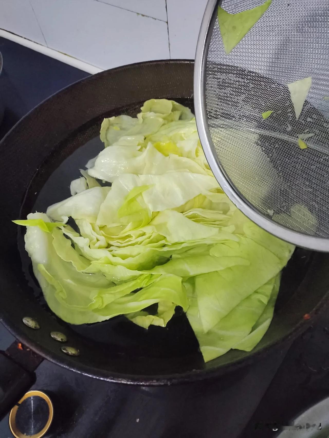 大过年的，大鱼大肉吃多了，一点都没有食欲。昨天一时心血来潮突然想吃泡菜。

但是