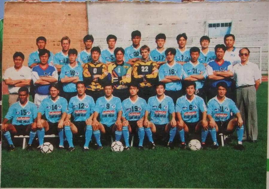 很多老球迷都认定，1996年，是甲A时代大连万达王朝正式拉开序幕的一年。迟尚斌挂
