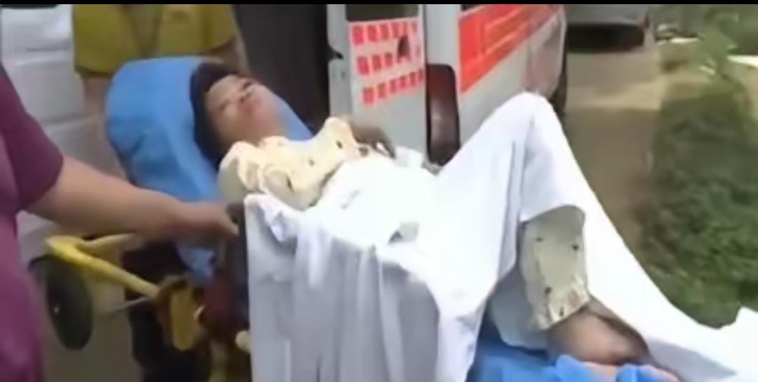 狠心抛夫弃子改嫁23年！如今瘫在床上怕拖累现任丈夫和小女儿，直接让医院把自己送到