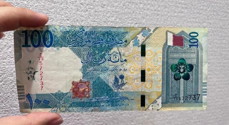 谁懂啊，我妈在商场厕所捡了个钱包，最后竟带回一张我连认都认不出来的100块外币？