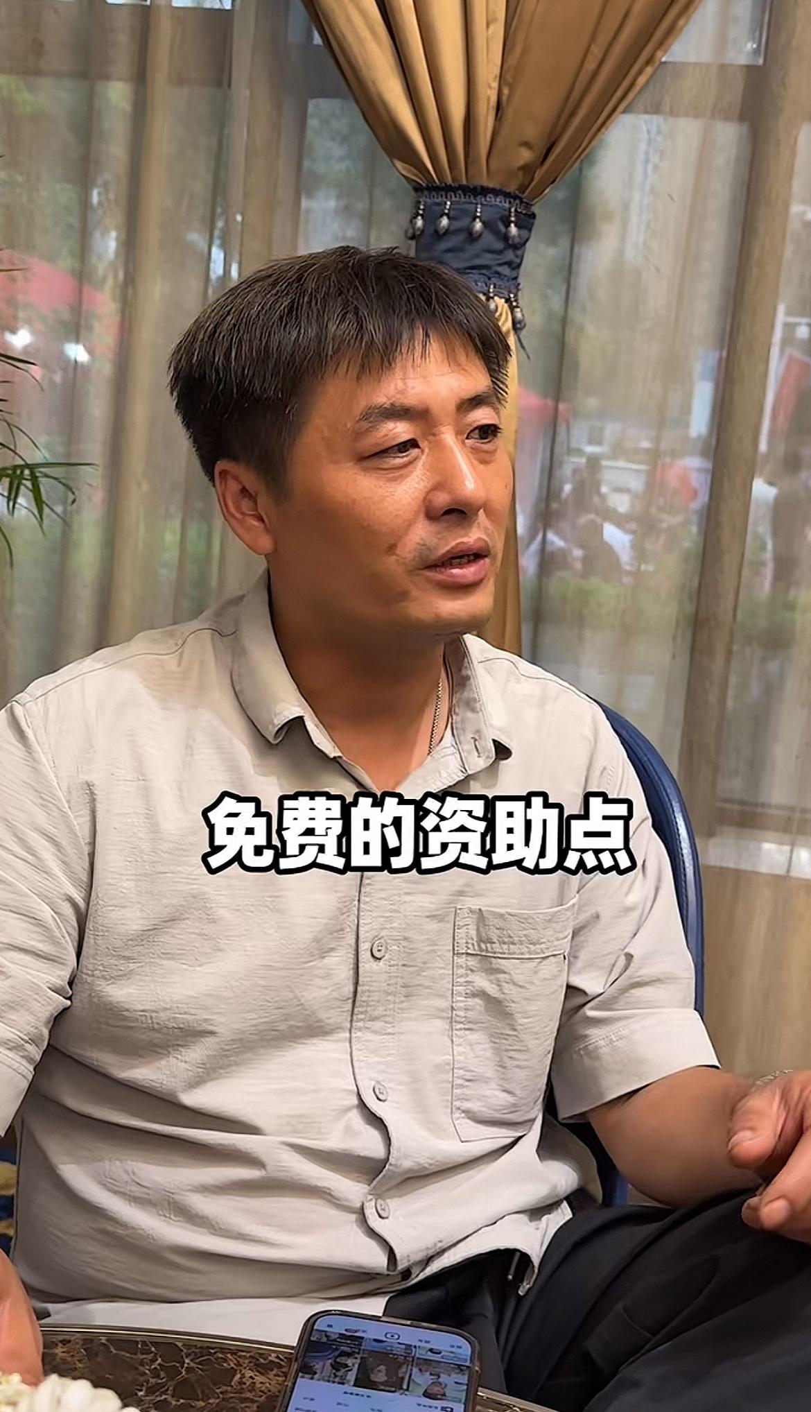 民间版张雪峰真的是太有爱心了，想都没想就把直播收入全部捐给了孤寡老人，这就是为什