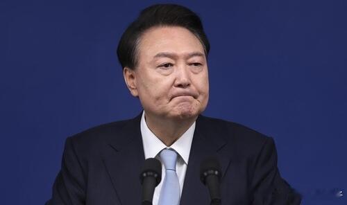 尹锡悦已抵达政府大楼 尹锡悦被公调处拘留，宪政史首次！据韩媒报道，1月15日电，