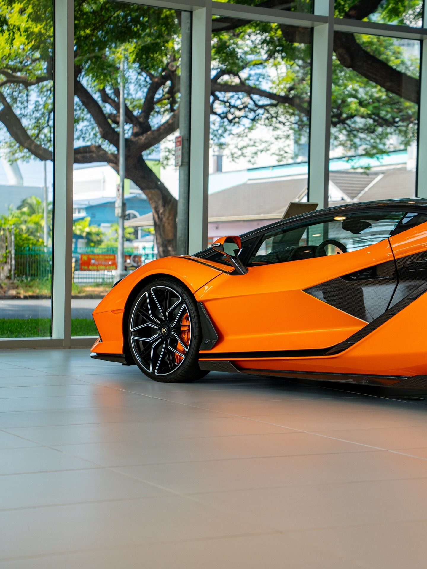 在夏威夷好像一般看不到任何超级跑车，更别提一辆兰博基尼Sian了。..兰博基尼s