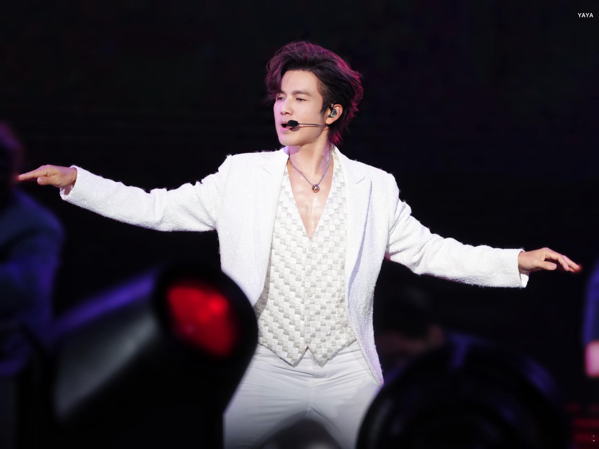 心愿便利贴贴到钟汉良 一个男生不好意思地把便利贴贴在角落，上面写着“我妈超喜欢你