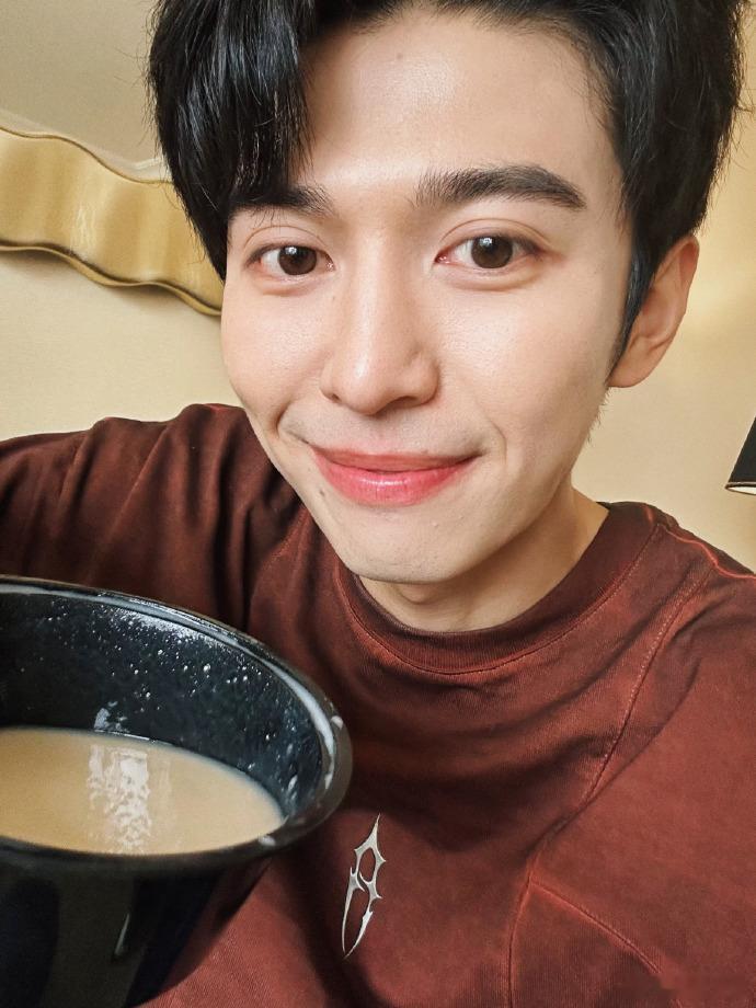 #赵小童感情深一口闷##赵小童喝豆汁#赵小童喝豆汁，用一口闷书写独特的故事。 ​