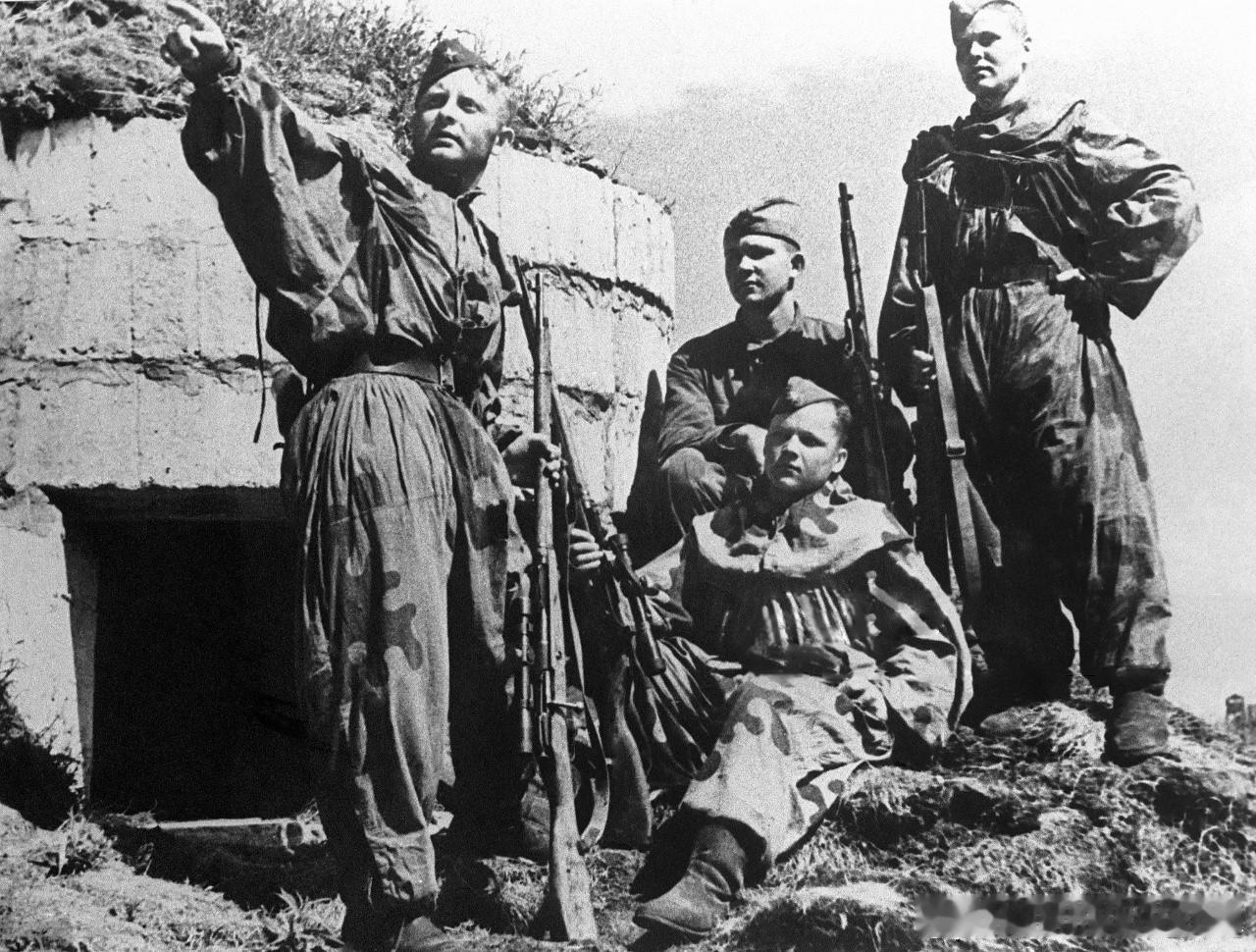1943年6月22日列宁格勒方面军第55集团军步兵第72师狙击小组在混凝土碉堡前