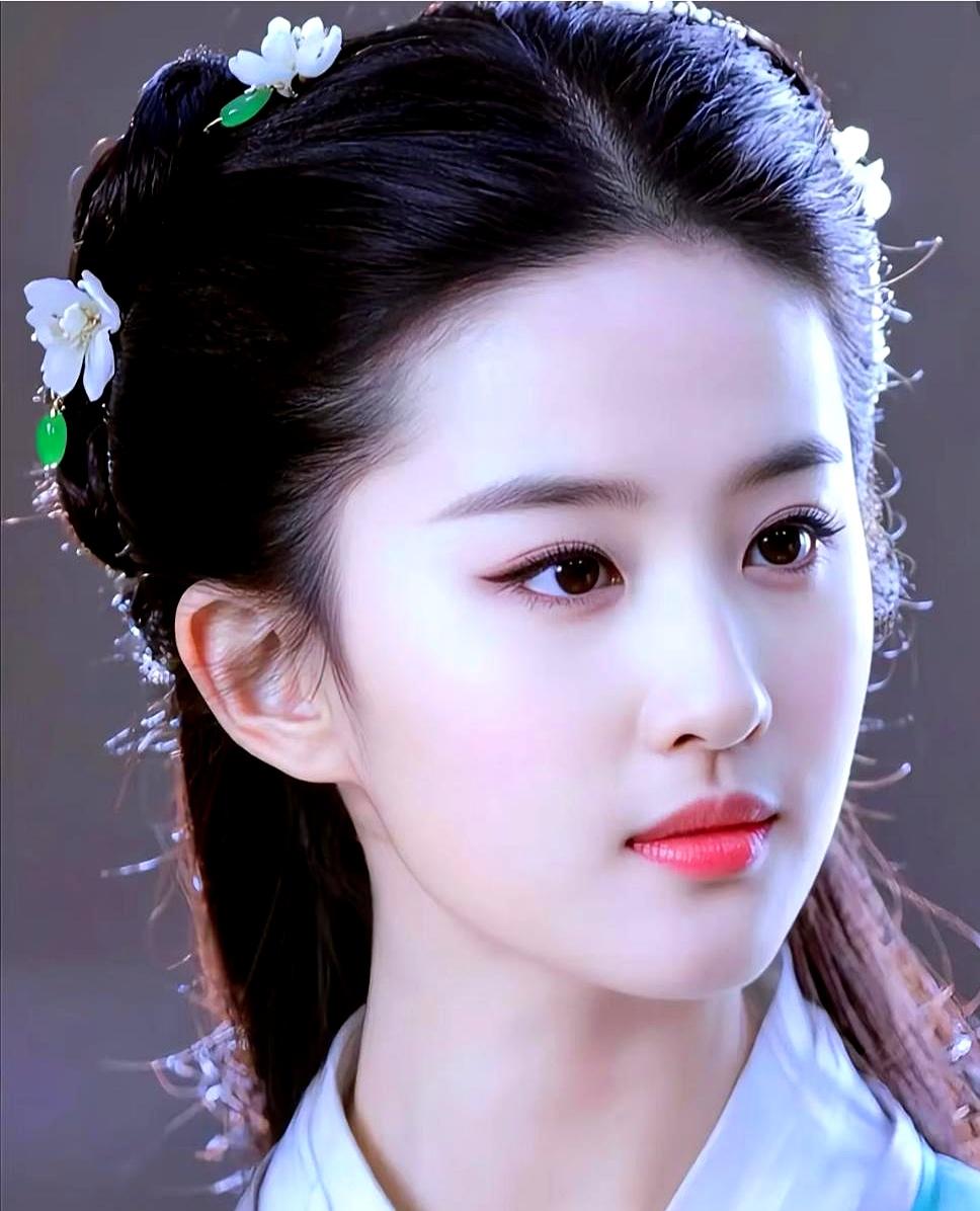夜里刷到一条内娱的“审美口令”，三步走：遇见“菲”，先上；没有“菲”，倾向“圆”