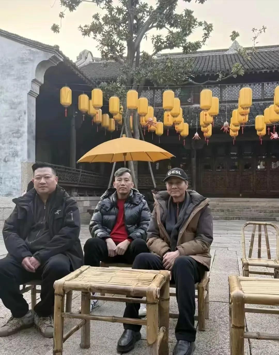 只说不练！上海爷叔成网红了，天天吃喝玩乐，根本不关心股市涨跌。
上海爷叔自己不炒