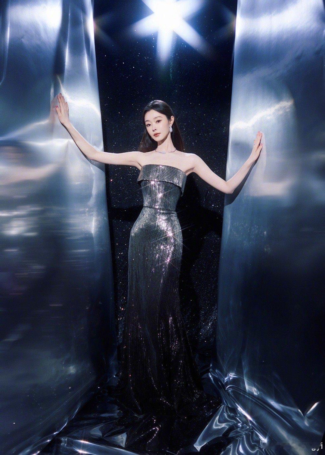 不知道 宋轶的身材很曼妙 不知道怎么说，但宋轶就是很曼妙啊！闪亮长裙加上精致造型