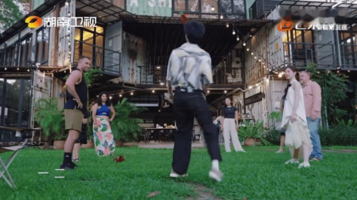 王俊凯踢毽子给自己加油打气王俊凯中餐厅踢毽子王俊凯中餐厅小游戏环节太有梗，踢毽子