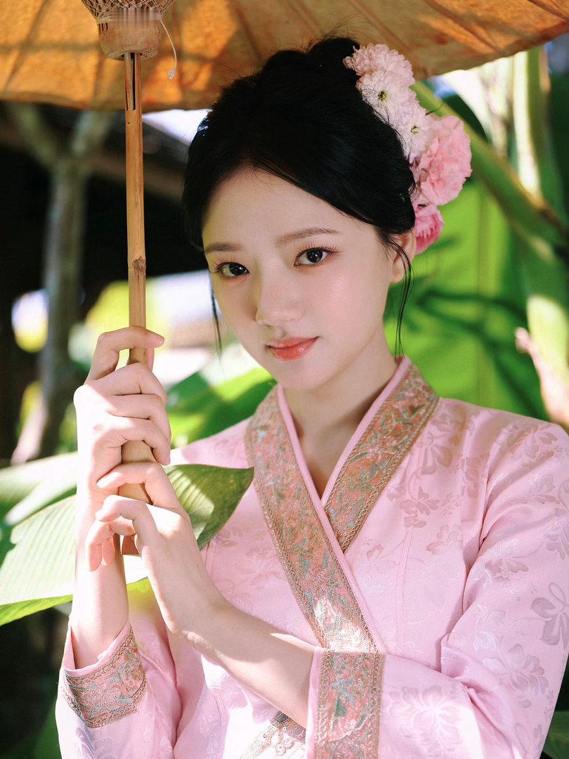 任敏说王鹤棣是自己精神上的妈妈 日常互动轻松有趣，任敏性格超开朗，脑洞大开，随性