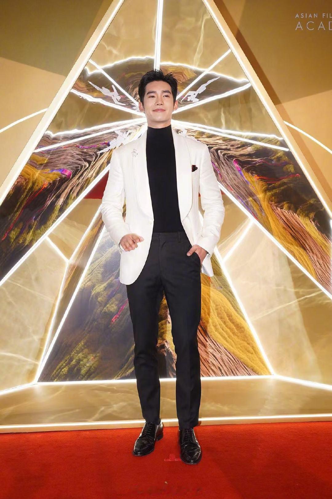 于适白西装背头造型 于适亮相亚洲电影大奖红毯 于适用一场红毯，诠释了什么叫少年的
