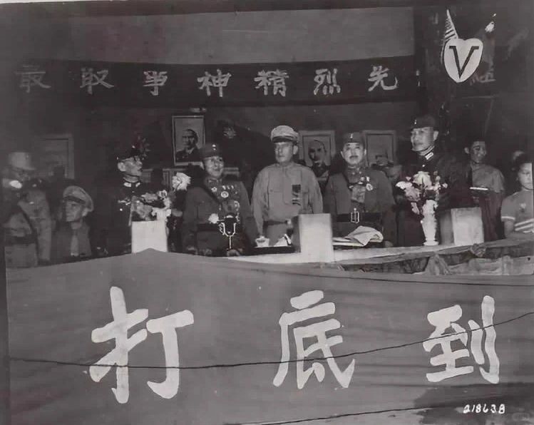 1945年7月7日，远征军将领在昆明检阅军队